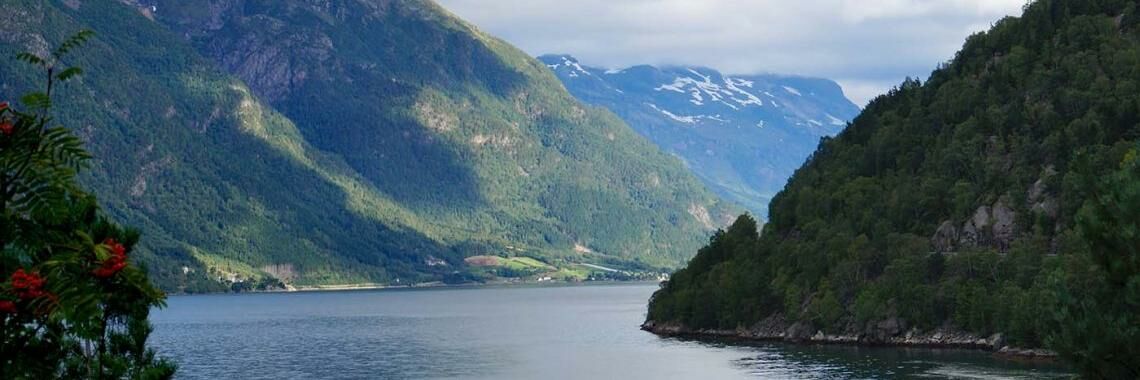 Norwegen hat Wasser im Überfluss. Mit einer ausgeklügelten Kombination aus Wasserkraftwerken und Pumpspeichern erzeugt Norwegen fast seinen gesamten Strom aus Wasser.