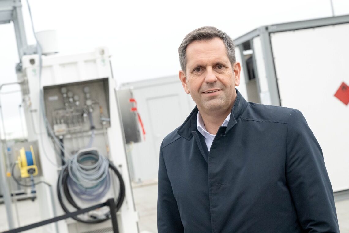 Niedersachsens Wirtschaftsminister Olaf Lies bei der Einweihung eines Wasserstoff-Elektrolyseurs von Turneo in Cuxhaven.