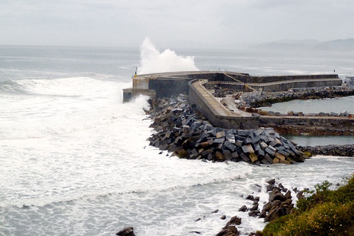 Wellenkraftwerk im nordspanischen Mutriku: Die Anlage mit ihren 16 Turbinen versorgt rund 250 Haushalte im Baskenland mit Strom.