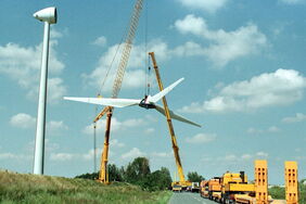 Tausende alter Windräder werden in den kommenden Jahren abgebaut und durch neue ersetzt. Für das Recycling der alten Rotorblätter hat der Unternehmer Holger Sasse in Sachsen-Anhalt eine Fabrik errichtet.