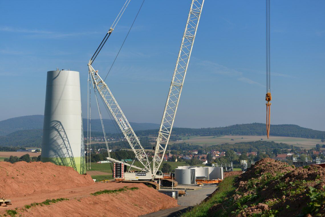 Bau des Windparks Gilserberg: Mit einem Kran werden die Turmelemente aufeinander gesetzt.