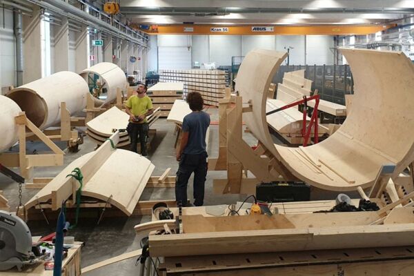 Produktion von Holzwindrädern beim schwedischen Unternehmen Modvion.