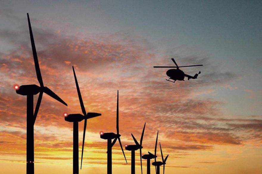 Windräder sind wie Hochhäuser mit Blinklichtern ausgerüstet, die verhindern sollen, dass Flugzeuge oder Helikopter bei Nacht mit den Anlagen kollidieren.