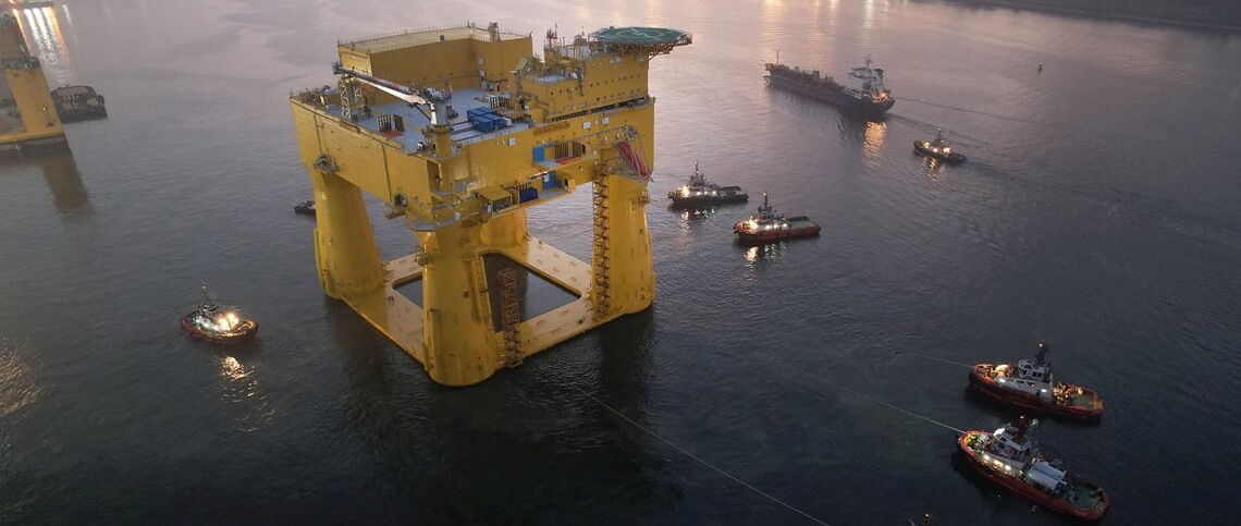 Konverterstation DolWin epsilon: Die gewaltige Plattform wird per Schiff von Singapur zur Endmontage nach Haugesund in Norwegen transportiert. Foto: TenneT