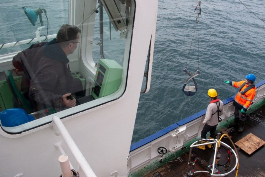 Die Forscher gehen auf Nummer sicher: Mit dem Greifer der „Heincke“ holt das Team regelmäßig Bodenproben an Bord, um die Ergebnisse des Seitensichtsonars zu überprüfen.