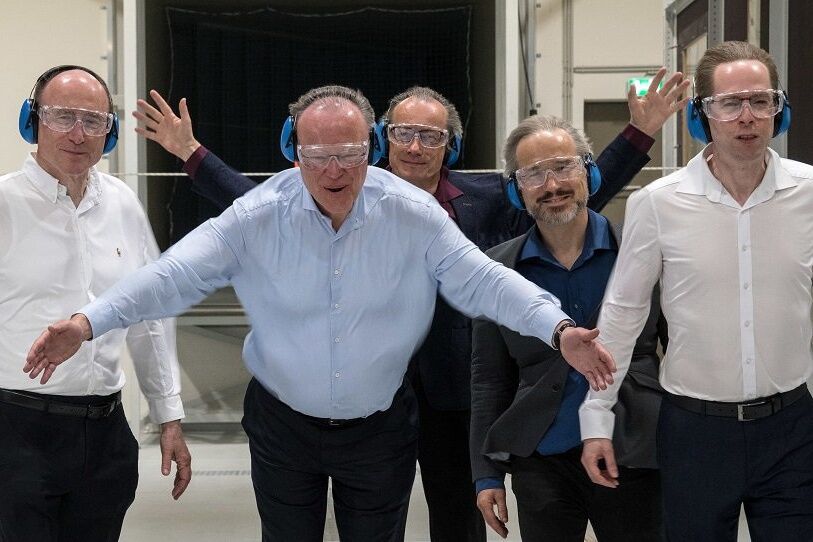 Ein bisschen Show muss sein: Beim Besuch von Niedersachsens Ministerpräsident Stephan Weil (blaues Hemd) posieren Stephan Barth (rechts) und weitere Vertreter von ForWind und der Uni Oldenburg im Windkanal.