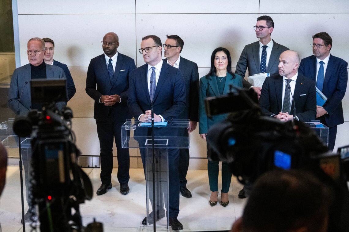 Jens Spahn und Vertreter von Schwarz-Rot präsentieren die Eckpunkte des Gebäudemodernisierungsgesetzes. Die 65-Prozent-Regel für neue Heizungen soll entfallen.