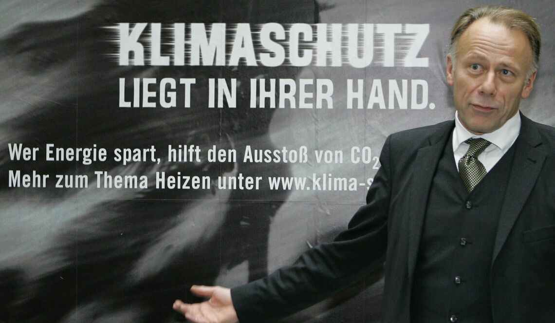 Bundesumweltminister Jürgen Trittin wirbt 2004 dafür, Energie zu sparen: „Klimaschutz liegt in Ihrer Hand.“