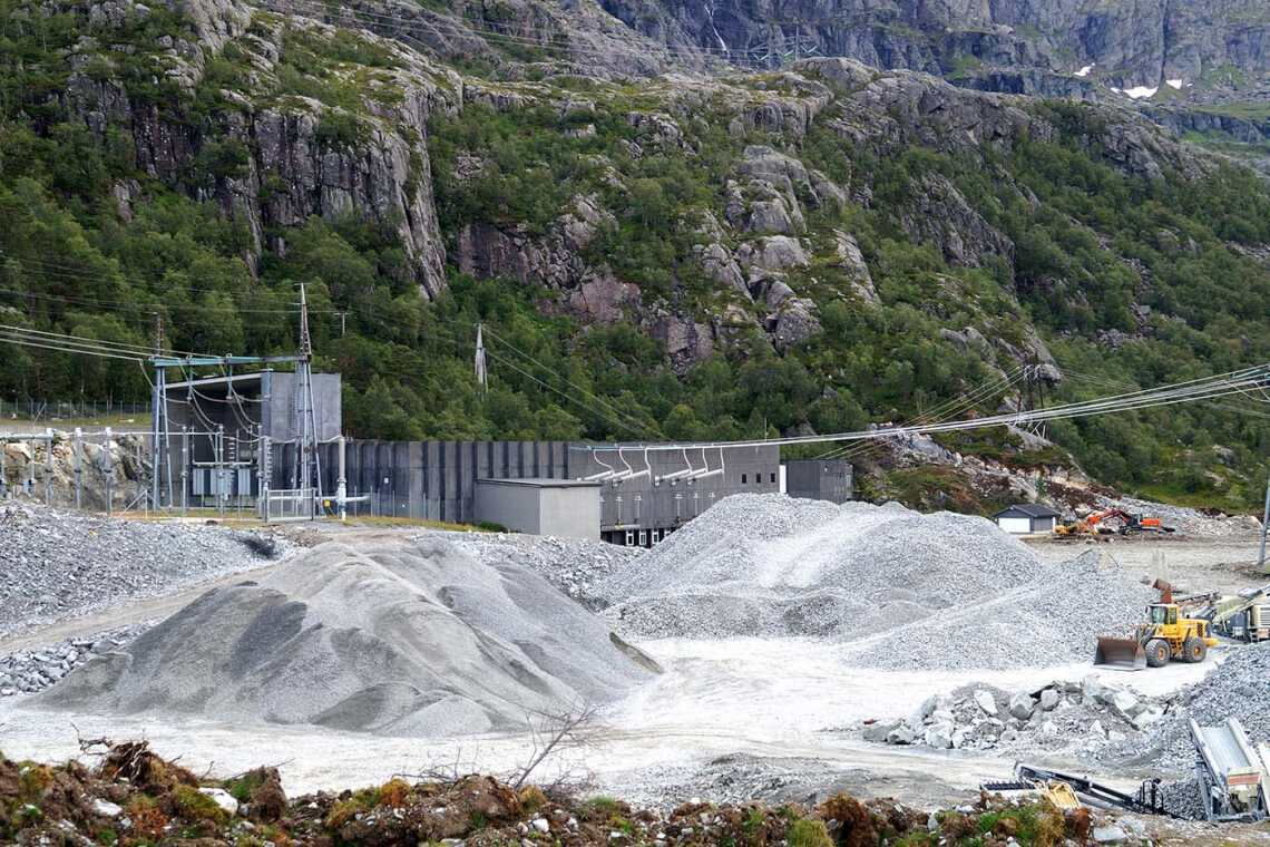 Nahe dem Wasserkraftwerk Kvilldal entsteht derzeit eine neue Umspannstation. In mehreren Regionen des Landes muss das Netz ausgebaut werden, um Norwegen über geplante Unterseekabel mit Deutschland und Großbritannien zu verbinden.