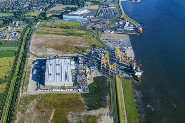 Cuxhaven ist einer der wichtigsten Standorte der Offshore-Windenergie in Deutschland. Vom Siemens-Gamesa-Werk aus können Windrad-Komponenten direkt verschifft werden.