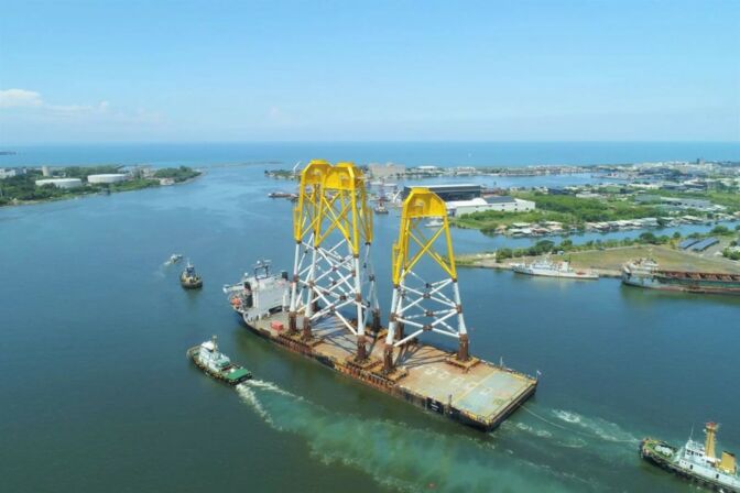 Fundamente von Offshore-Windrädern werden auf einem Schiff zu einem Offshore-Windpark auf Taiwan transportiert.
