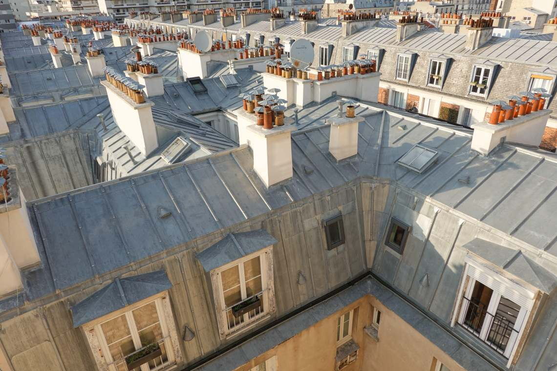Paris ist berühmt für seine Zinkdächer. Doch im Sommer verwandeln sie Dachgeschosse in Glutöfen.