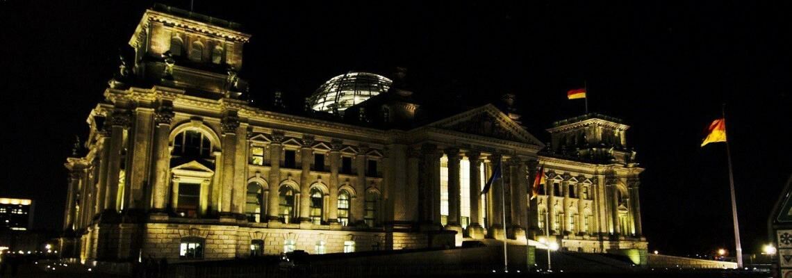 Lobbyrepublik Deutschland: Bei Nacht erinnert das erleuchtete Reichstagsgebäude an eine Szene aus dem Vorspann der Politserie „House of Cards“.