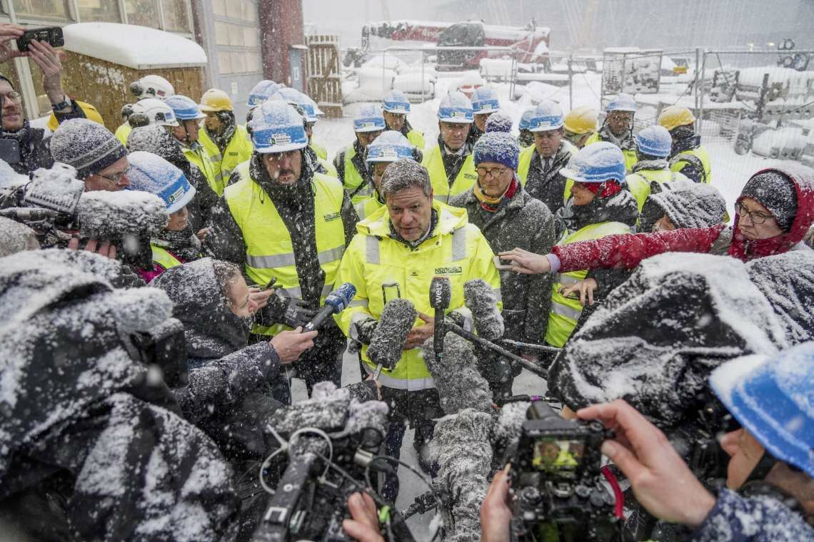 Robert Habeck beim Besuch eines Zementwerks in Norwegen (Norcem), in dem CO2 abgeschieden wird (CCS).