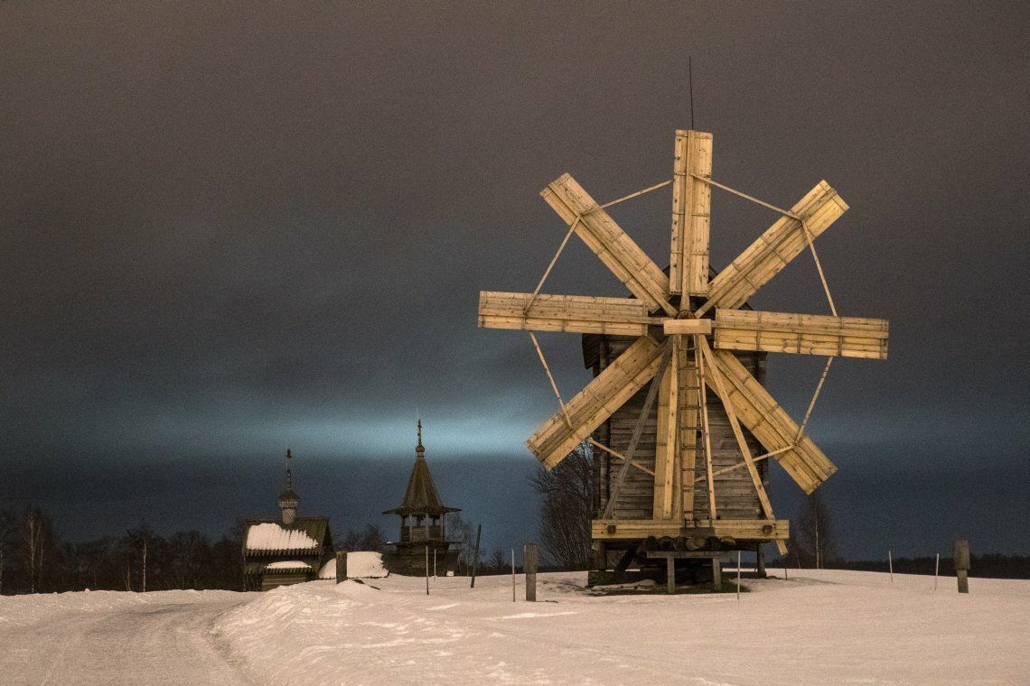 Historische Holzwindmühle in Russland: Das Land investiert inzwischen in eigene Windparks. Beginnt auch in Russland die Energiewende?