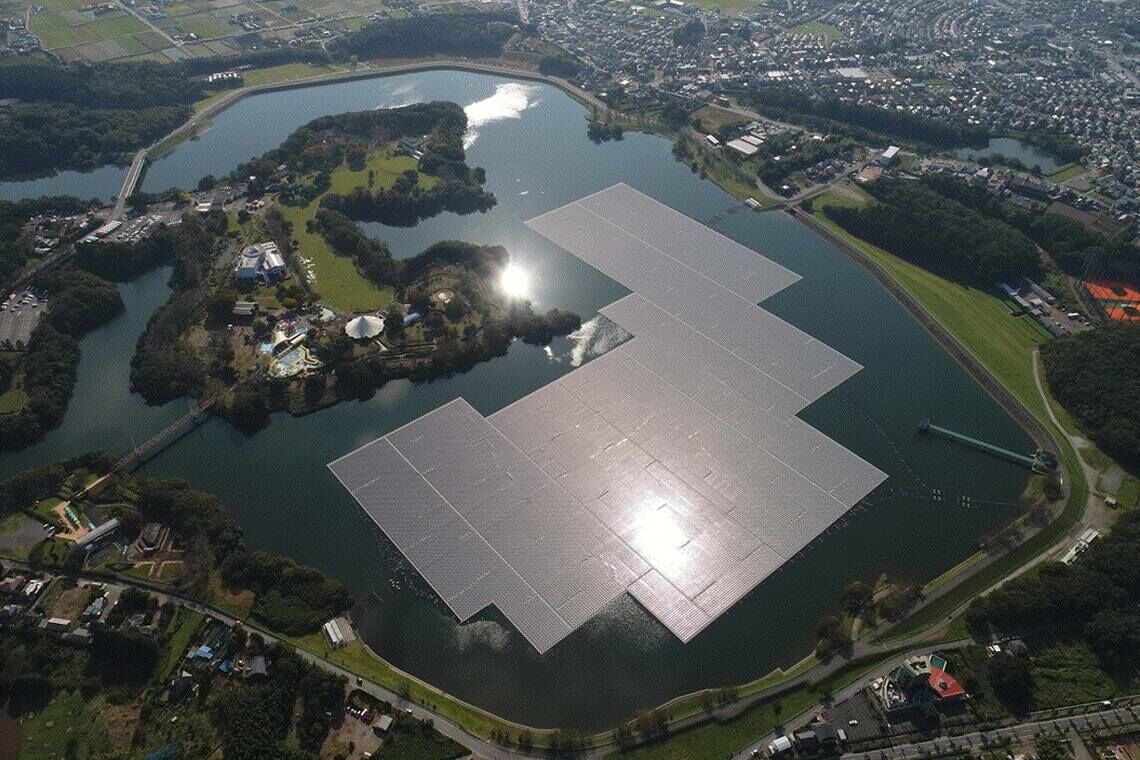 Schwimmende Solaranlage im japanischen Yamakura: Kyocera TCL Solar nimmt Japans größtes schwimmendes Solarkraftwerk mit 13,7 Megawatt Leistung in Betrieb.