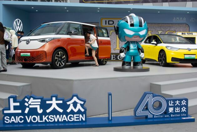 Elektroautos von VW in Schanghai: Während der Autobauer in Deutschland mit Werksschließungen droht, investiert er massiv in China.