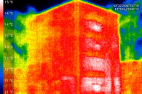 Wie gut ist ein Haus gedämmt? Wärmebildkameras decken auf, wie viel Wärme durch die Fassade nach außen gelangt und wo ein Haus besser gedämmt werden müsste.