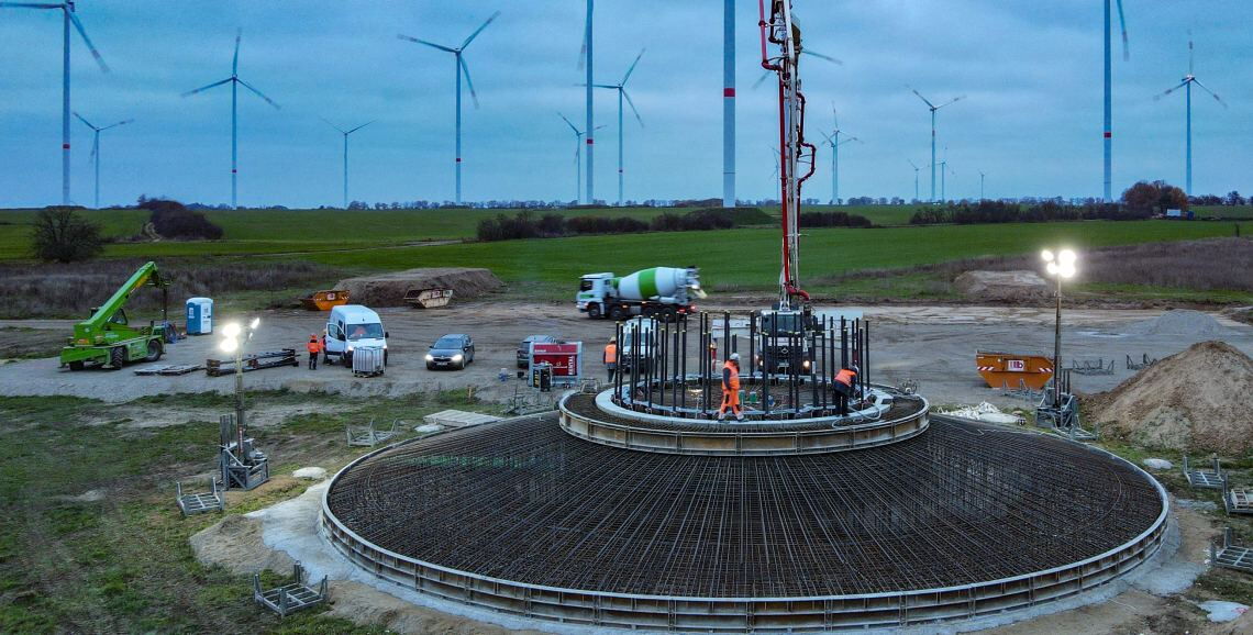 Baustelle eines Windrads in Brandenburg: Zwar wurden in den ersten drei Quartalen 2022 wieder mehr Windräder als im Vorjahreszeitraum gebaut. Aber vom Ziel ist Deutschland noch weit entfernt.