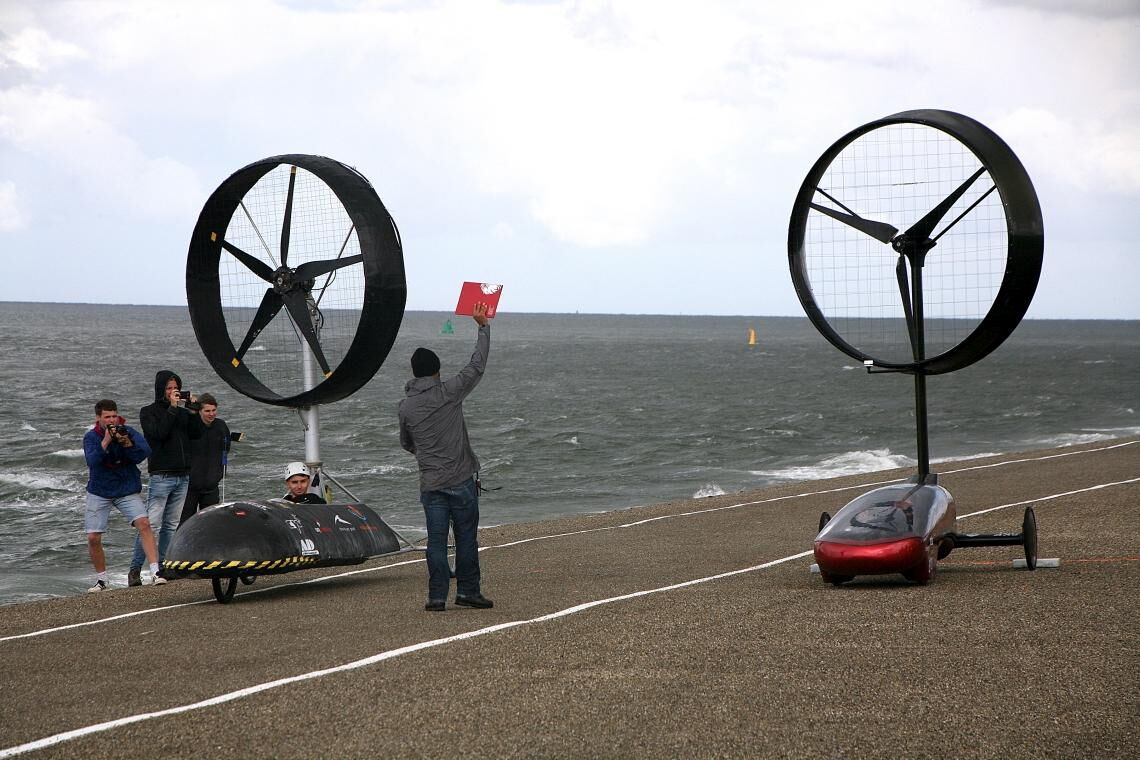 „Aeolus Race“ in den Niederlanden: Zwei Windkraftautos warten auf das Startsignal.