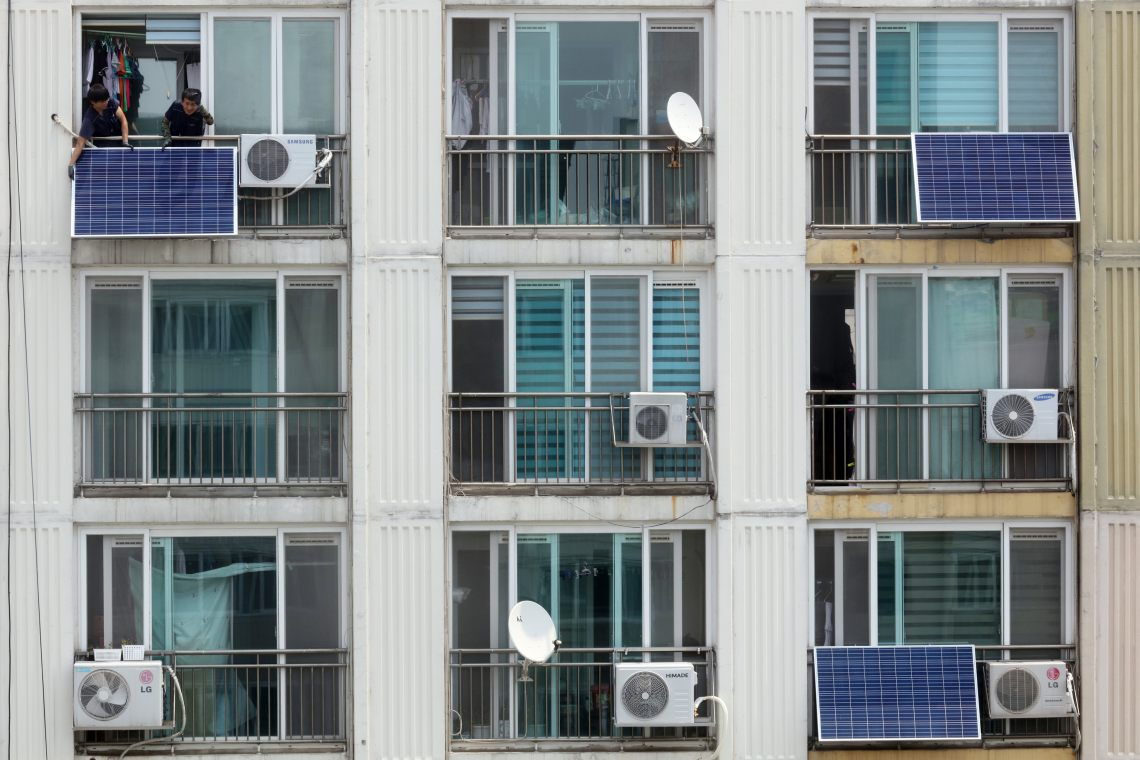 Balkonkraftwerke an einem Mietshaus in Seoul/Südkorea: Die auch Mini-PV oder Stecker-Solargeräte genannten Anlagen werden in Deutschland immer beliebter.