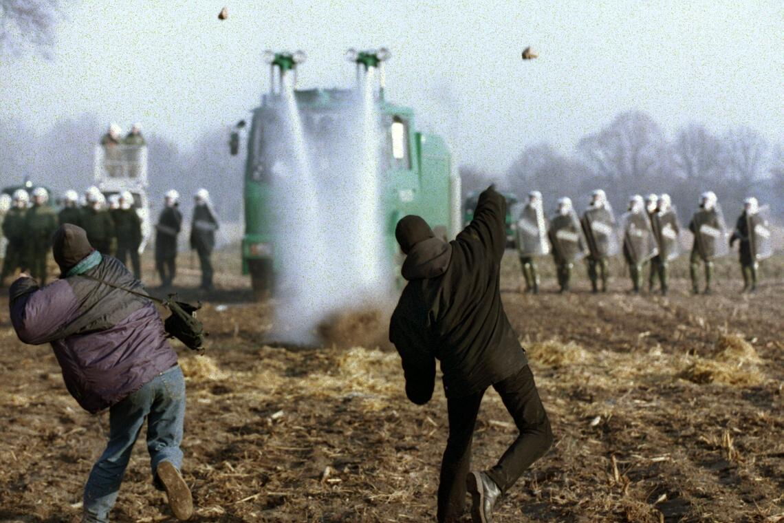 Wasserwerfer gegen Steinewerfer: Polizei und Demonstranten stoßen bei einem Castor-Transport 1997 aufeinander.