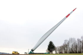 Durch besonders knifflige Passagen werden Rotorblätter aufgerichtet transportiert. So können sie Hindernissen ausweichen.