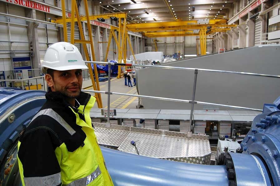 Senvion Werkleiter Tolga Bayraktar erklärt die Windenergieturbinenfertigung in Bremerhaven.