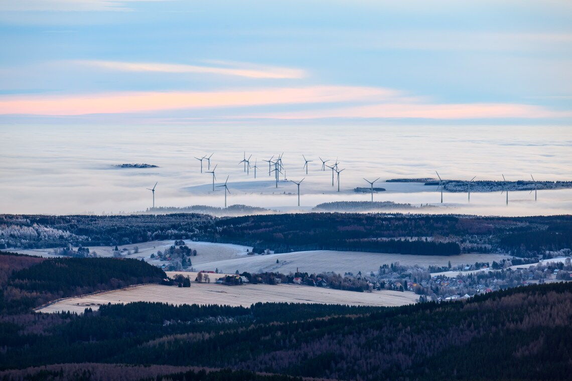Windräder am Fichtelberg: Die Energiewende nimmt Fahrt auf – in Deutschland, aber auch in vielen anderen Teilen der Welt.