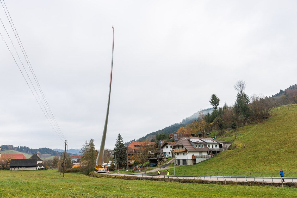 Spektakuläre Bilder vom Transport von Windrad-Flügeln: Die viele Tonnen schweren Riesen werden teils aufrecht durch enge Kurven manövriert.
