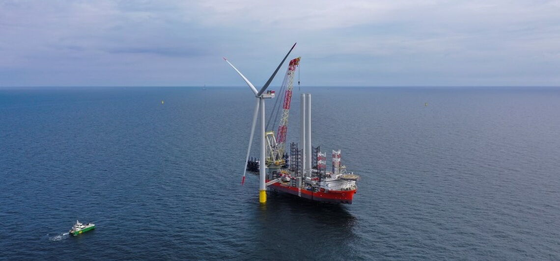 DWindpark Baltic Power, ein Joint Venture von Orlen und dem kanadischen Energiekonzern Northland. Geht er nächstes Jahr in Betrieb, werden die 76 Vestas-Turbinen bis zu 1,2 Gigawatt Strom liefern, fast drei Prozent des polnischen Bedarfs