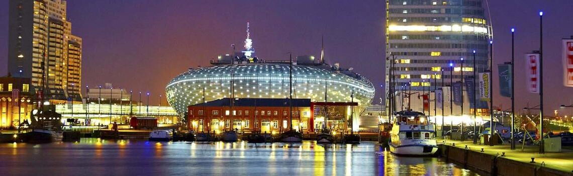 Klimahaus in Bremerhaven: Außenansicht bei Nacht. Die in der Ausstellung präsentierten Fakten helfen bei Diskussionen mit Leugnern des Klimawandels.