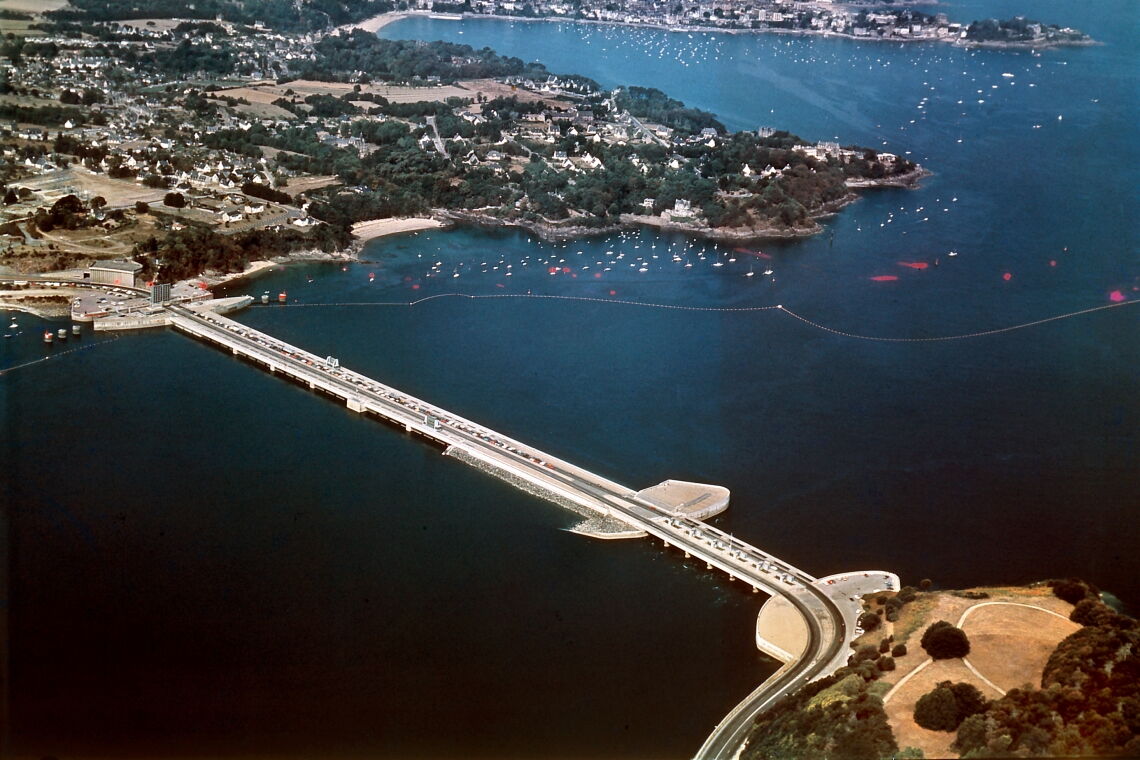 Gezeitenkraftwerk an der Rance in in der Bretagne (Frankreich): Die 1966 ans Netz gegangene Anlage nutzt den Tidenhub des Atlantiks, um Strom zu erzeugen.
