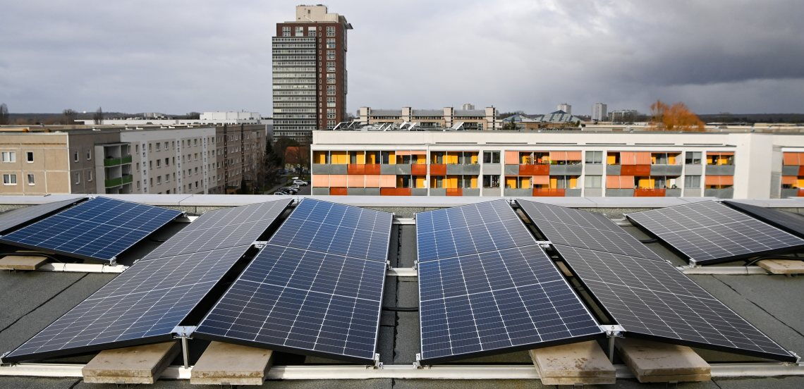 Mieterstrom: Auf diesem Wohnblock in Potsdam erzeugen Solarmodule Strom, den die Mieter günstig kaufen können. Bundesweit wird das Modell allerdings kaum genutzt.