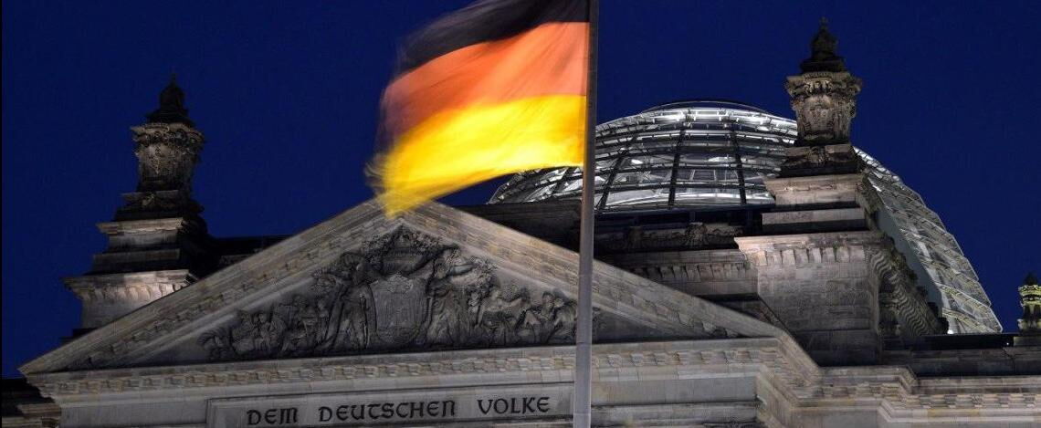 Vor dem nächtlichen Berliner Reichstag weht eine Deutschlandfahne: Eine Szene wie in „House of Cards“.