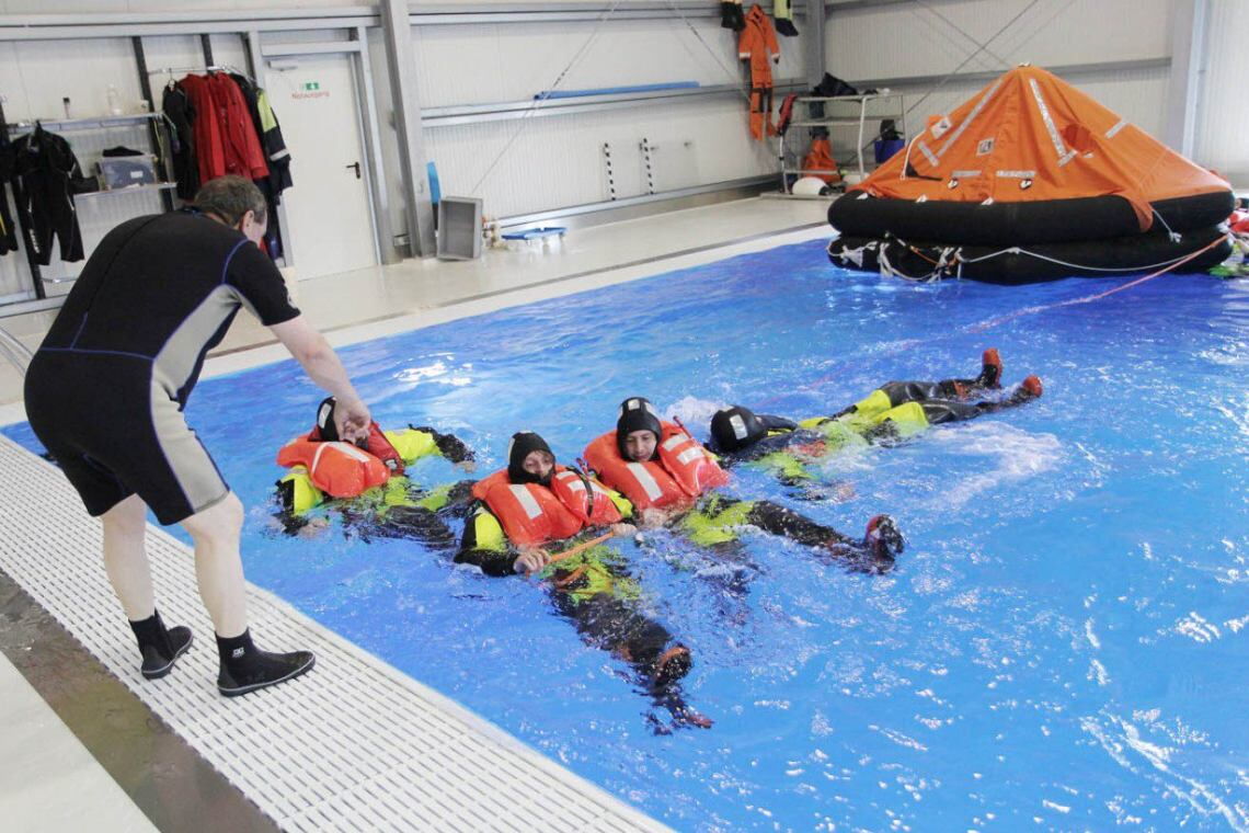 Sea Survival Center in Cuxhaven: Hier lernen Mitarbeiter aus der Offshore-Windkraft, wie sie sich im Notfall verhalten müssen.