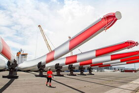 Recyclebare Rotorblätter von Siemens Gamesa warten im britischen Hull auf den Abtransport: Die Offshore-Windenergie arbeitet an ihrem Entsorgungsproblem.