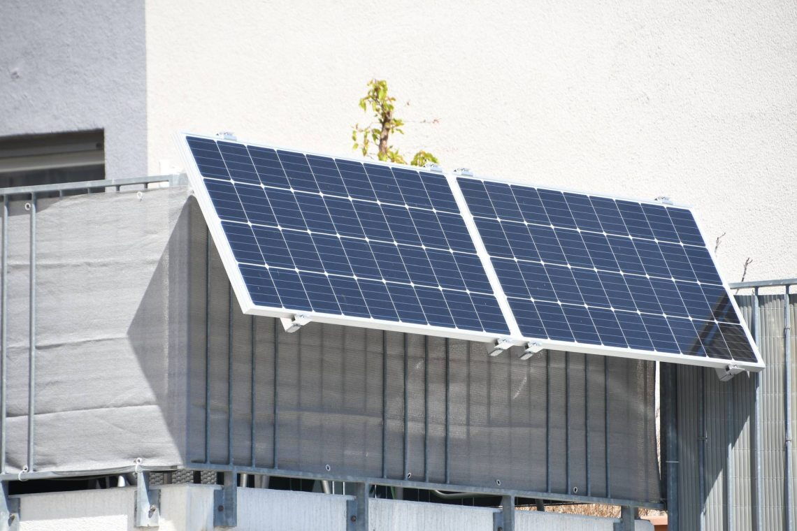 Stecker-Solargerät: Die Anlagen, die auch Mini-PV oder Balkonkraftwerke genannt werden, sind eine einfache Möglichkeit, eigenen Strom zu erzeugen.