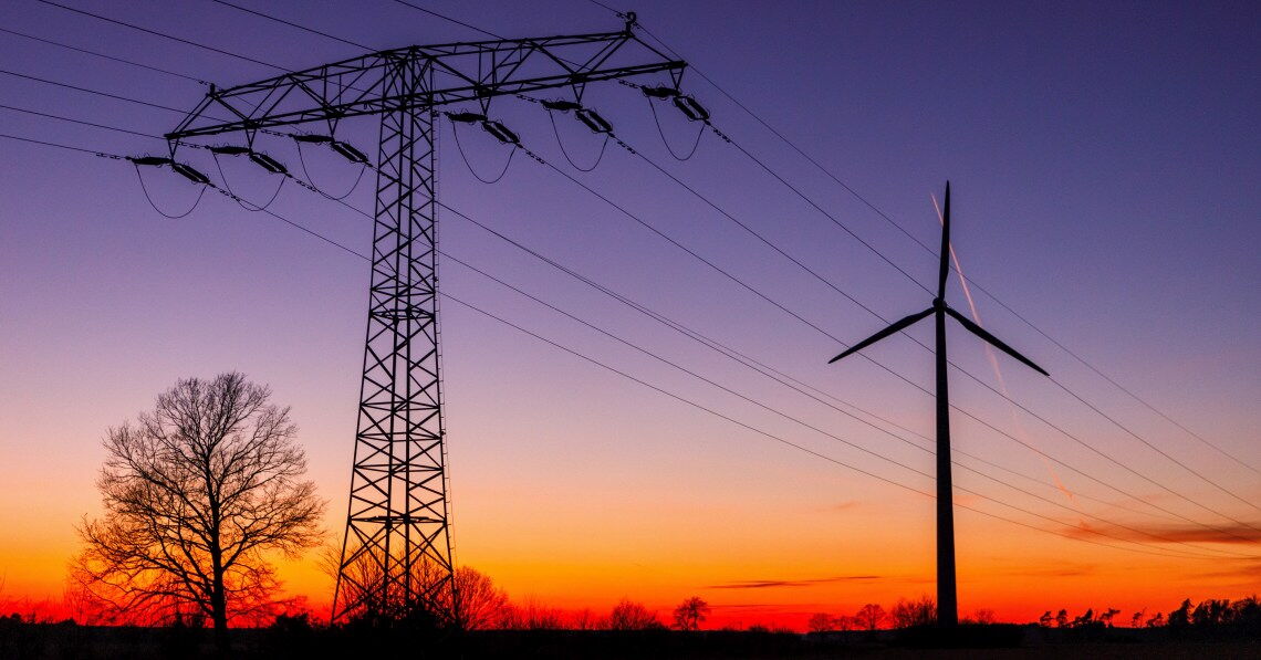 Windräder wie hier in Brandenburg und PV-Anlagen liefern selten zur selben Zeit ihren höchsten Ertrag. Sie ergänzen sich daher gut – auch beim Netzausbau.