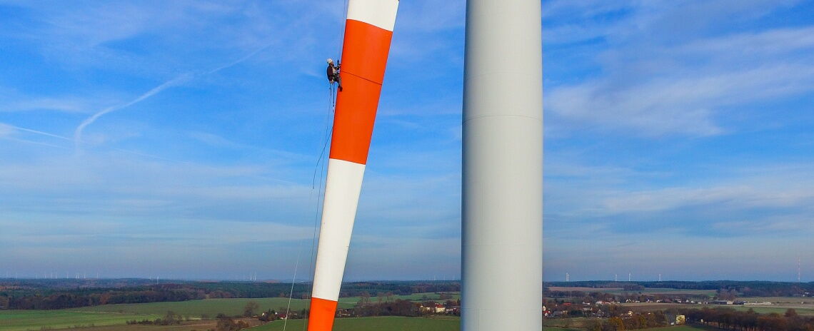 Wartung eines Windrads: Deutschland vereinfacht auf Basis der EU-Notfallverordnung vorübergehend die Genehmigungsverfahren.