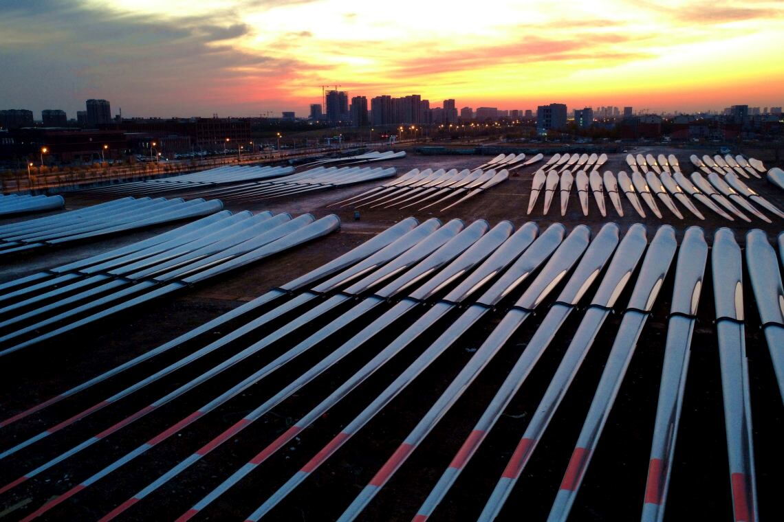 Rotorblätter liegen in einem Industriepark im Westen Chinas zum Abtransport bereit: Statt Öl exportiert das Land Green Tech und Rechenleistung.
