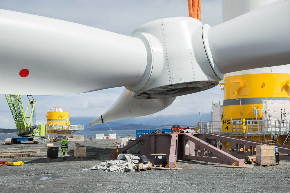 Montage der schwimmenden Windräder von Hywind: Die Gondeln haben ein Gewicht von 360 Tonnen, die Türme messen 98 Meter, die Rotorblätter 75.