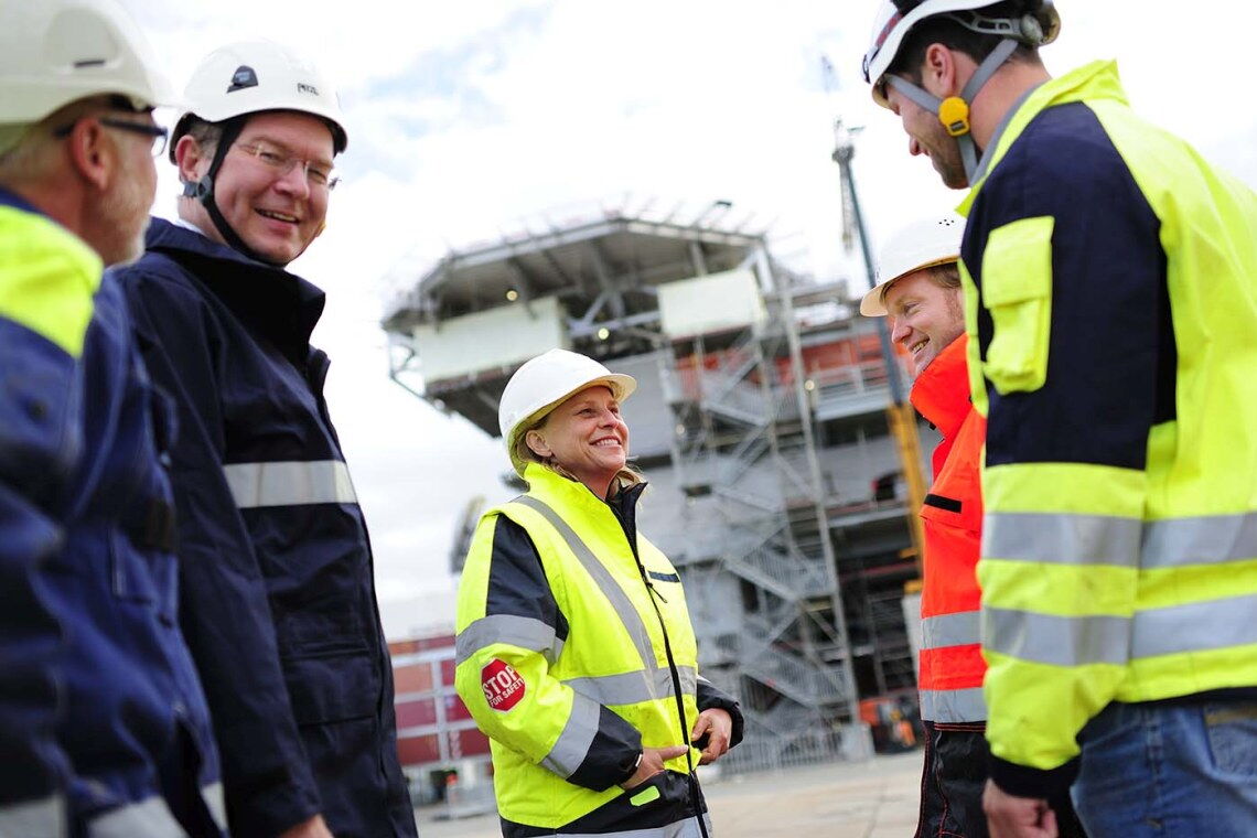 Irina Lucke (Mitte) in Offshore-Montur: Lucke ist Geschäftsführerin von EWE Offshore Service & Solution und Vorstandsvorsitzende der Windenergie-Agentur WAB.