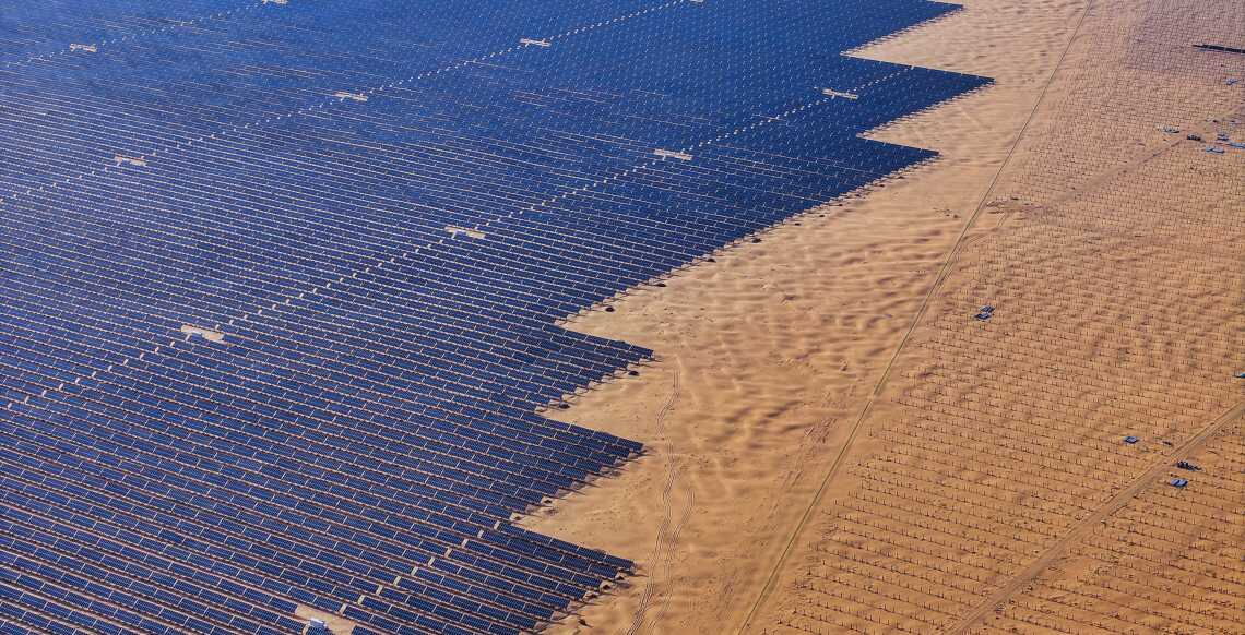 „Meer der Solarenergie“. In der Kubuqi-Wüste baut China ein Solaranlagen mit einer Kapazität von 100 Gigawatt. Erstmals sinkt der CO2-Ausstoß in China, obwohl der Stromverbrauch steigt.