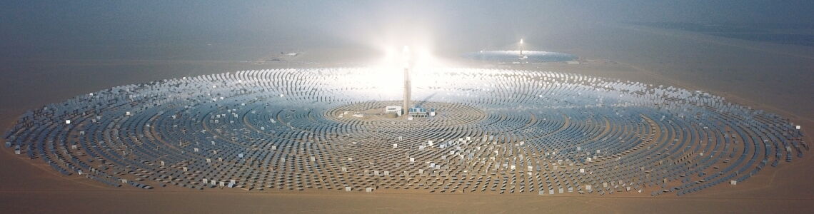 Solarpark im chinesischen Dunhuang in der Provinz Gansu: Der Preis für die Erzeugung von Strom aus Wind und Sonne fällt. An vielen Standorten liegt er unter dem von Strom aus Kohle, Gas und Kernkraft.