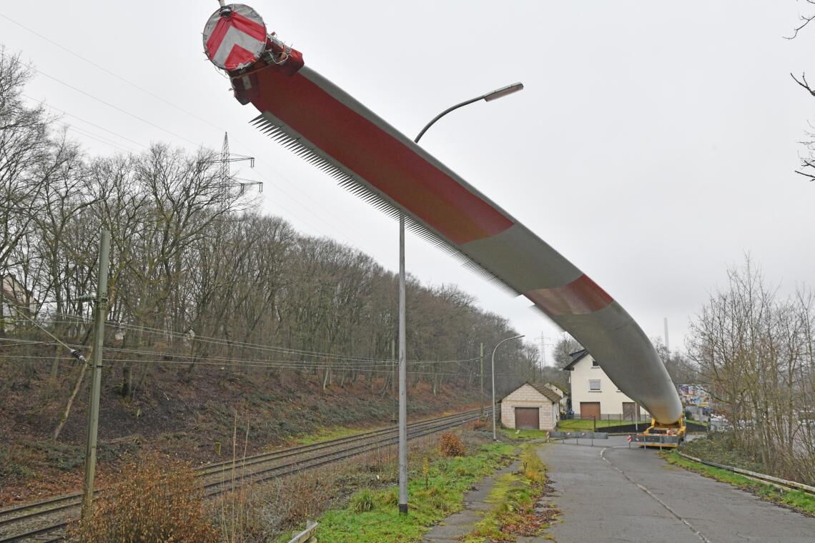 Spektakuläre Bilder vom Transport von Windrad-Flügeln: Die viele Tonnen schweren Riesen werden teils aufrecht durch enge Kurven manövriert.