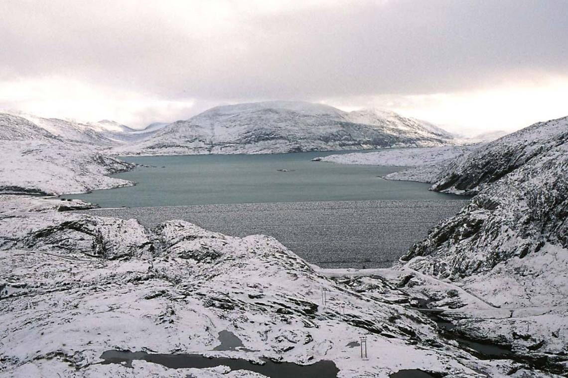 Storglomvass-Damm im Schnee: Norwegens Stauseen und Deutschlands Offshore-Windparks werden per Kabel verbunden.