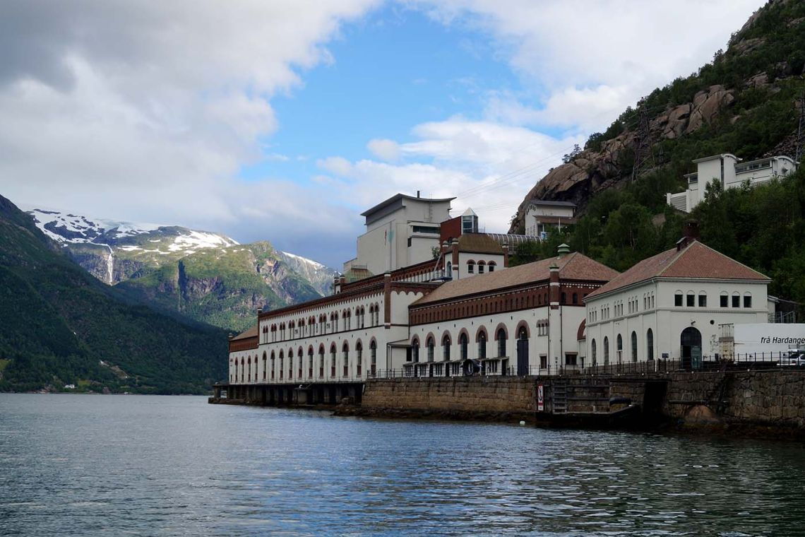 Reise in die Vergangenheit: Mit dem Kraftwerk Tyssedal am Sørfjord begann in Norwegen das Zeitalter der Wasserkraft. Der neoklassische Bau von 1914 steht für den Anspruch, repräsentative Architektur und Industrie zu verbinden. Heute ist er ein Museum.