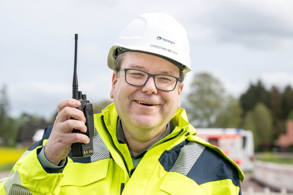 Niedersachsens Energieminister Christian Meyer (Grüne) in Montur von Tennet: Der Übertragungsnetzbetreiber baut Stromtrassen durch sein Bundesland.