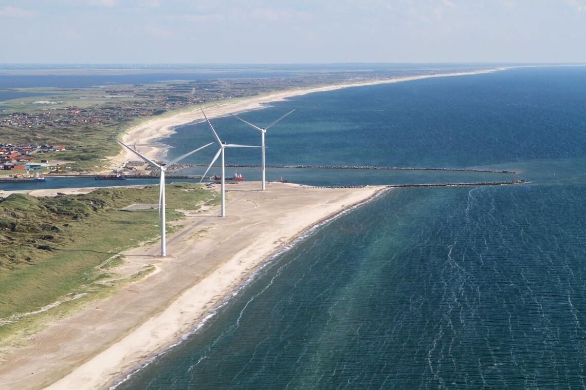 Luftbild des Strands von Hvide Sande mitsamt den Windrädern, deren Erlöse die Zukunft des örtlichen Hafens gesichert haben.